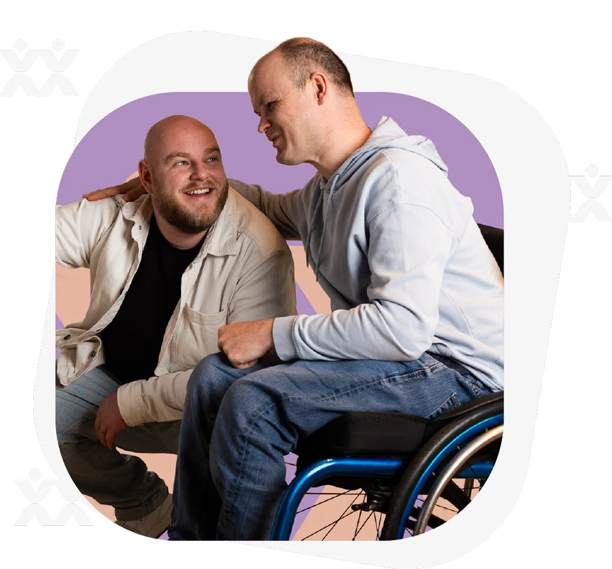 Een persoonlijk assistent en een man in een rolstoel lachen samen in gesprek.